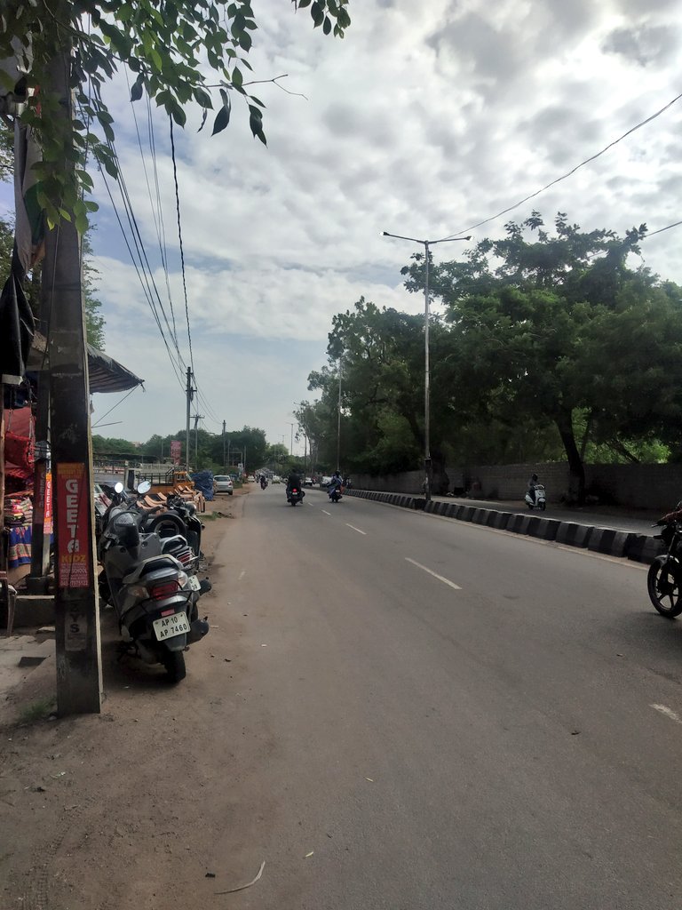 ankitko0l's tweet photo. The street lights on the road of lothkunta towards alwal is still open at 9am. This is what I saw it today but I think the same is the case everyday. @CommissionrGHMC @GHMCOnline @SEElectricGHMC can you look into it. https://t.co/pi3s9XyJnF