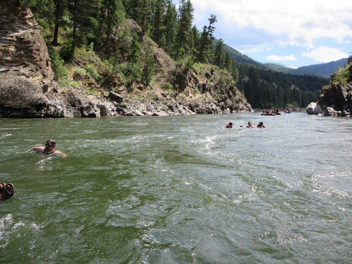 illini4000's tweet photo. Day 57: 0 miles from Missoula, MT to Missoula, MT. A visit to @advcyclingassoc and white water rafting made for a busy day off. Special thanks to @FiveonBlack for a wonderful dinner tonight! #i4k #2019bikeamericateam #idefeetcancer https://t.co/NMtZbsHflb