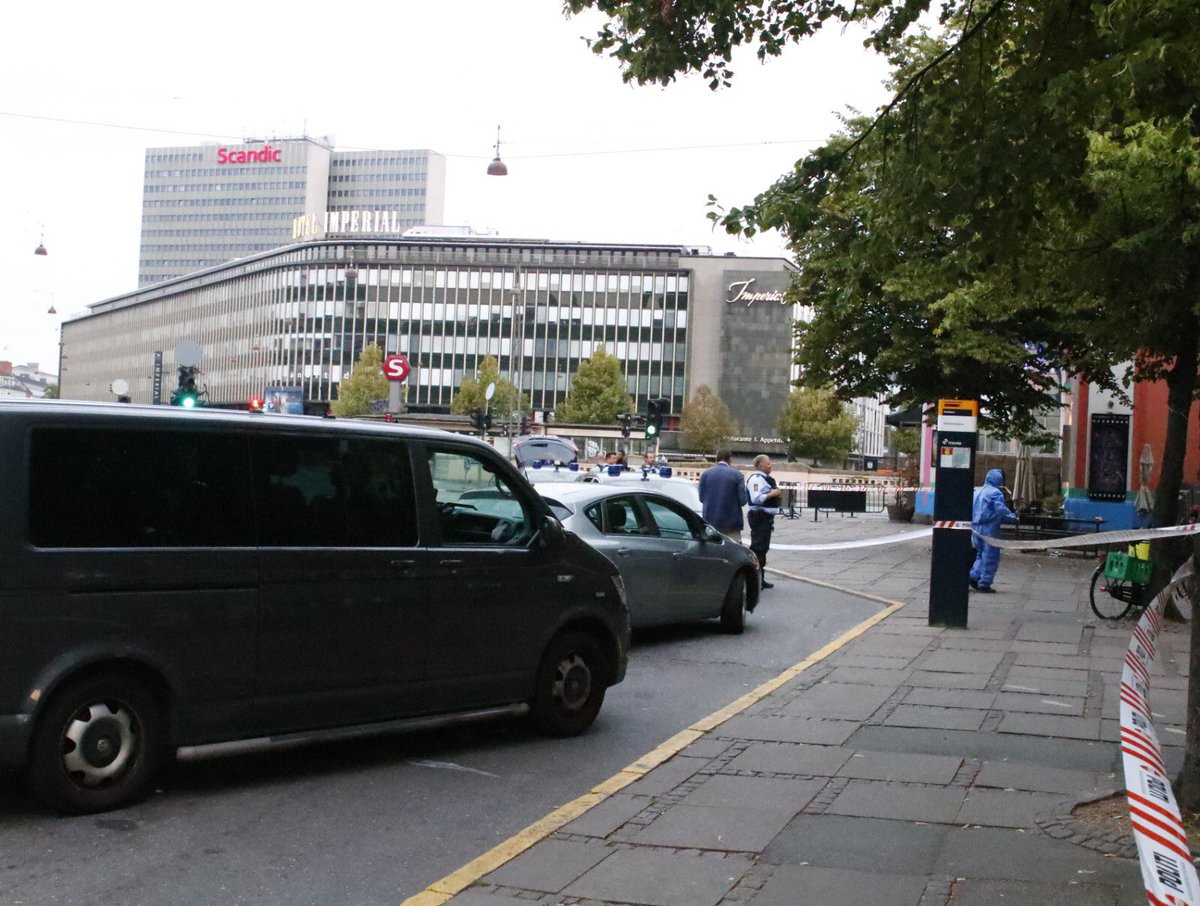 pressefotosdk's tweet photo. Knivstikkeri foran palads i København natten til søndag.
#kniv #knivstik #politidk #palads #nyheder https://t.co/v8i21QyMuJ