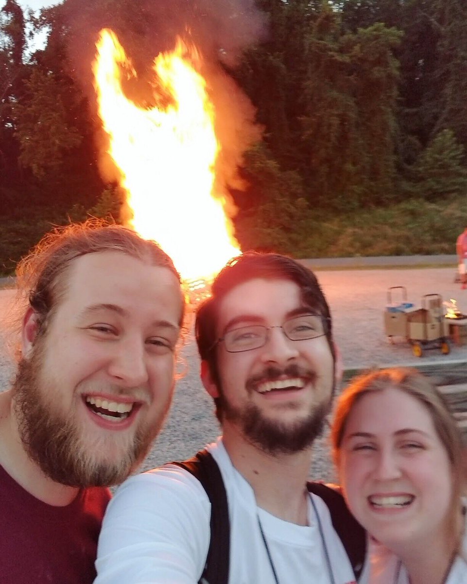 AshleyE_Design's tweet photo. Standing around the largest bonfire I have ever seen was a great way to end day 2 of the Mountain State Invitational. #wvfll #fll #bonfirenight 🔥🌜 https://t.co/Qcs4zoi5XV