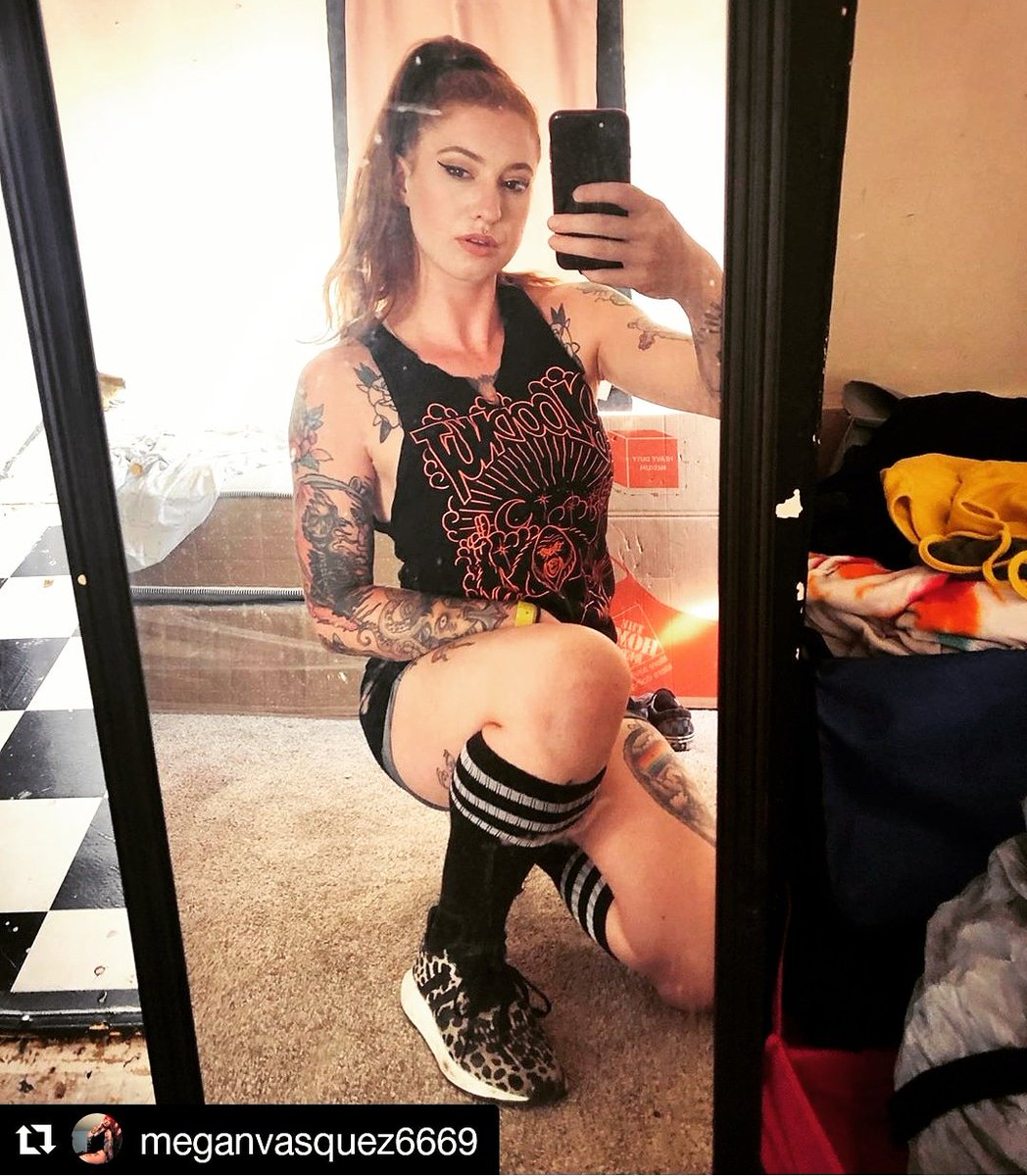 BloodnutBand's tweet photo. #Repost @meganvasquez6669
γ»γ»γ»
Reppin the hell out of a stylishly modified St Ranga tee over in Los Angeles, California #dropdeadredhead https://t.co/ARC1t2hWkp