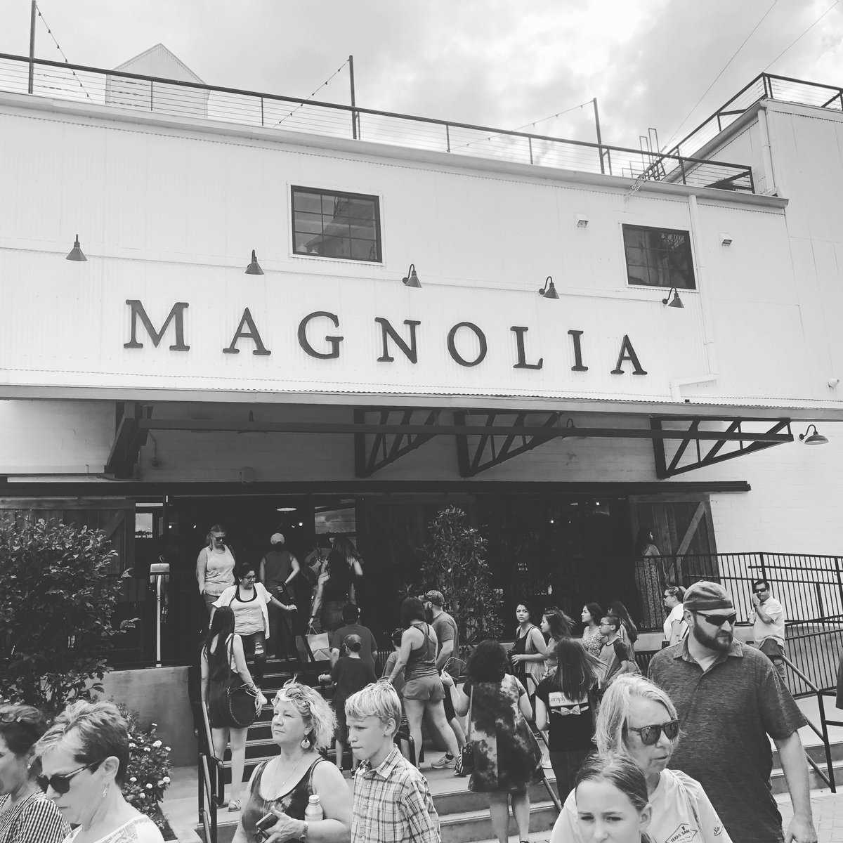 DHomeCOS's tweet image. Check out where I got to hang today! 😍 #HGTVDreamin #ChipAndJoanna #MagnoliaMarket