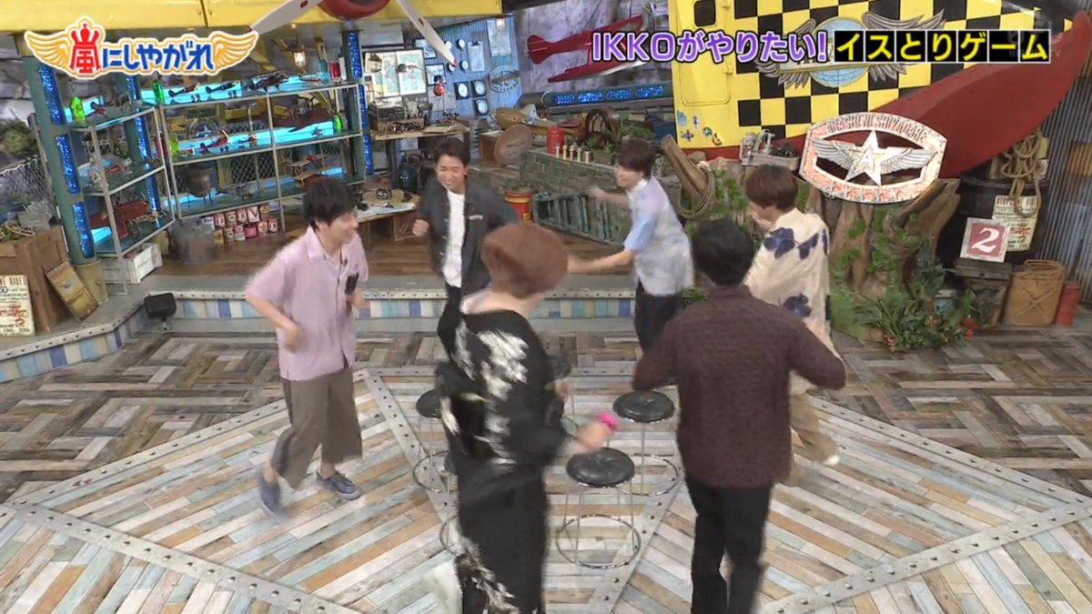 Transitions Smile Again Let Me Break This Down For You Arashi Ikko Happily Dancing Around The Musical Chairs Jun I Feel Like I M Being Targetted Music Stops Ikko