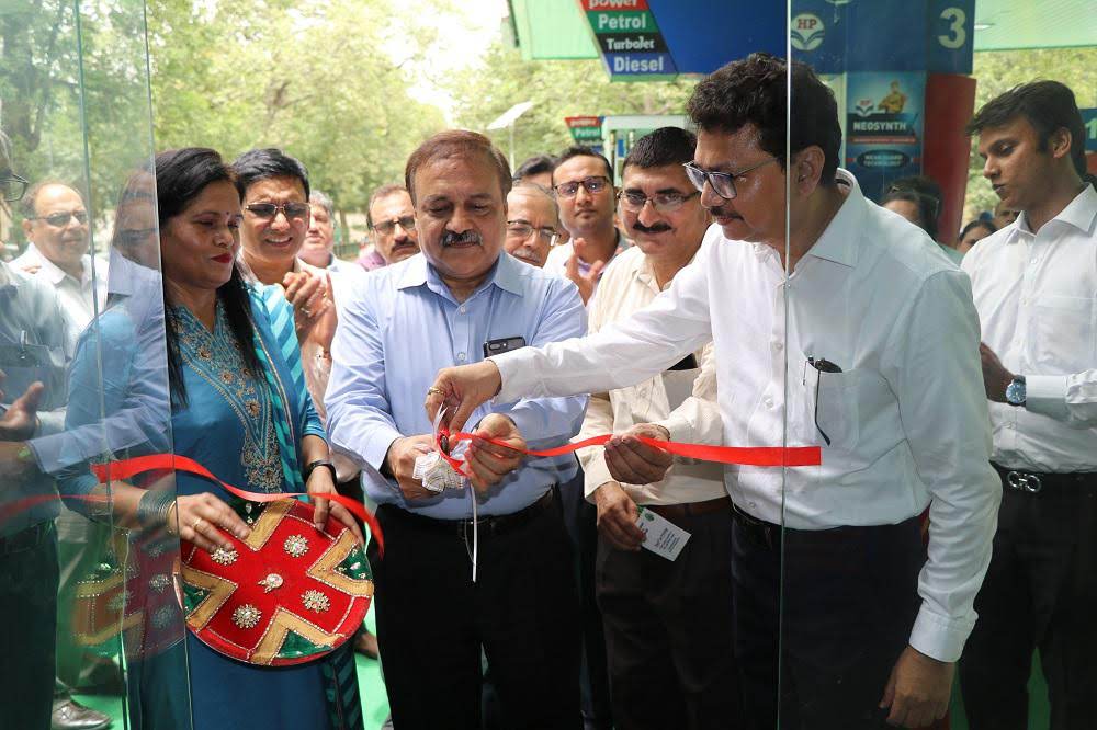 jindalhpc's tweet photo. We have a dedicated team, who will clear all the doubts of our esteemed customers, related to functioning of #Petrolpumps . Customers are invited to visit our flagship retail outlet #HP_AutoCareCenter_NitiMarg_Chanakyapuri_NewDelhi 
@baghramesh1 @Rg03Goel @vimaljansurya https://t.co/TjFofJiWEt