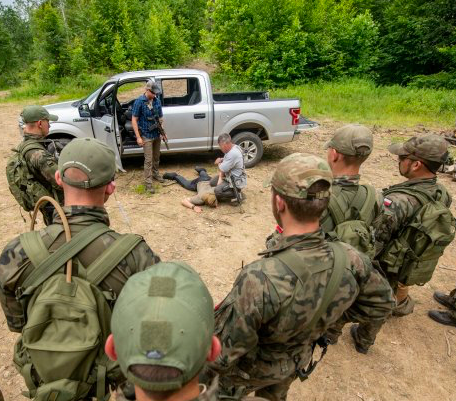 USArmyEURAF's tweet photo. #StatePartnershipSunday: @WVNationalGuard Special Forces Soldiers recently completed irregular and unconventional warfare training with members of the 🇵🇱 Polish Territorial Defense Forces and 🇱🇻 Latvian Zemmessardze.
@USEmbassyRiga @USEmbassyWarsaw https://t.co/hsXDR2Cae1