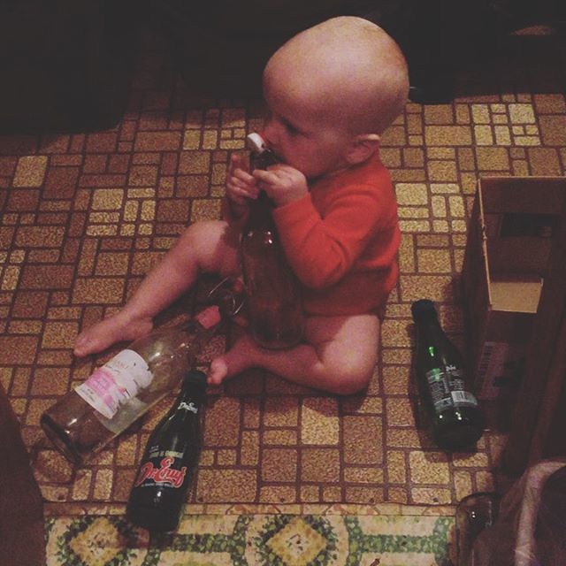 PixiesPocket's tweet photo. My intern is really a handful. But I can assure you that all bottles are thoroughly tested for strength and good taste in this house! And sanitized well before use. π #tackylinoleum #herbalbabies #homebrewproblems #homebrew https://t.co/sdAejOgoFj https://t.co/o4WZh4eaPK