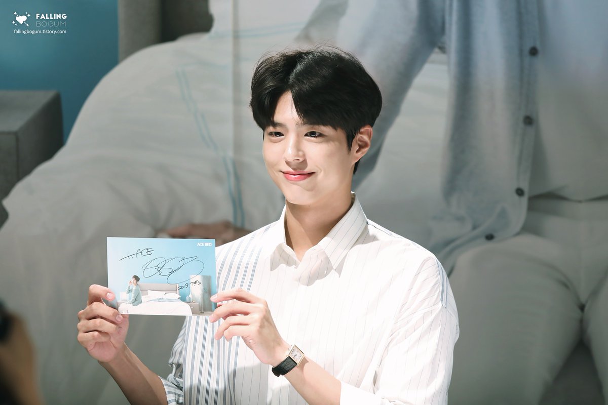 falling_bogum's tweet photo. 190713 에이스침대 팬사인회

@BOGUMMY 
하늘엔 별이 떠있고 너 만큼은 빛나질 않아
모든 순간이 너로 인해 의미를 갖게 돼♪

▶https://t.co/ybu5YHUdam
▶https://t.co/DDA8RassHP
▶https://t.co/LMiFVsitZ6

#박보검 #에이스침대 https://t.co/CQlPzKDTny