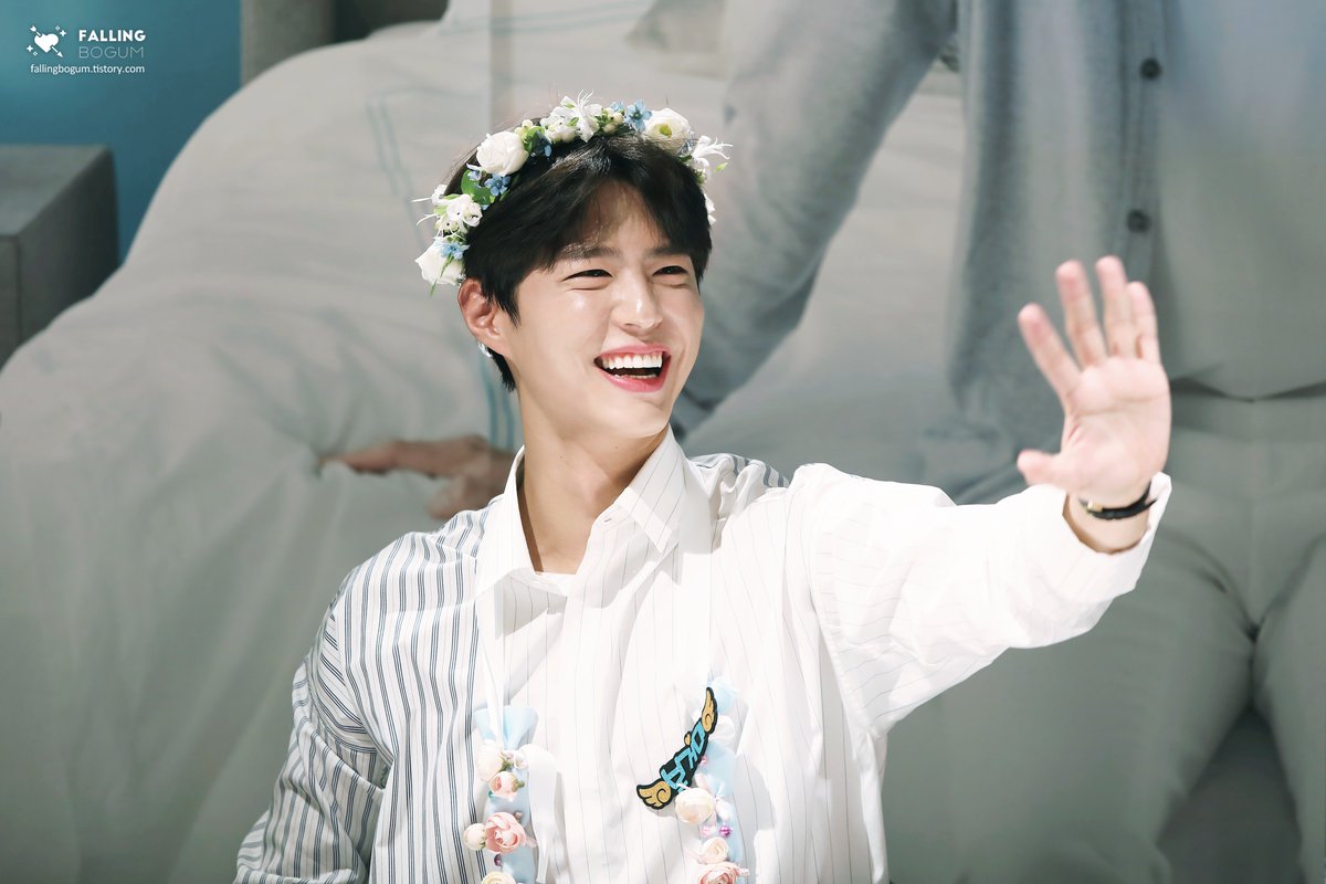 falling_bogum's tweet photo. 190713 에이스침대 팬사인회

@BOGUMMY 
하늘엔 별이 떠있고 너 만큼은 빛나질 않아
모든 순간이 너로 인해 의미를 갖게 돼♪

▶https://t.co/ybu5YHUdam
▶https://t.co/DDA8RassHP
▶https://t.co/LMiFVsitZ6

#박보검 #에이스침대 https://t.co/CQlPzKDTny
