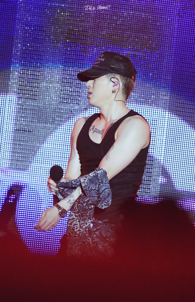 Zico_Square's tweet photo. 셔츠벗을 때 다들... https://t.co/Jt0Bmz4PbT