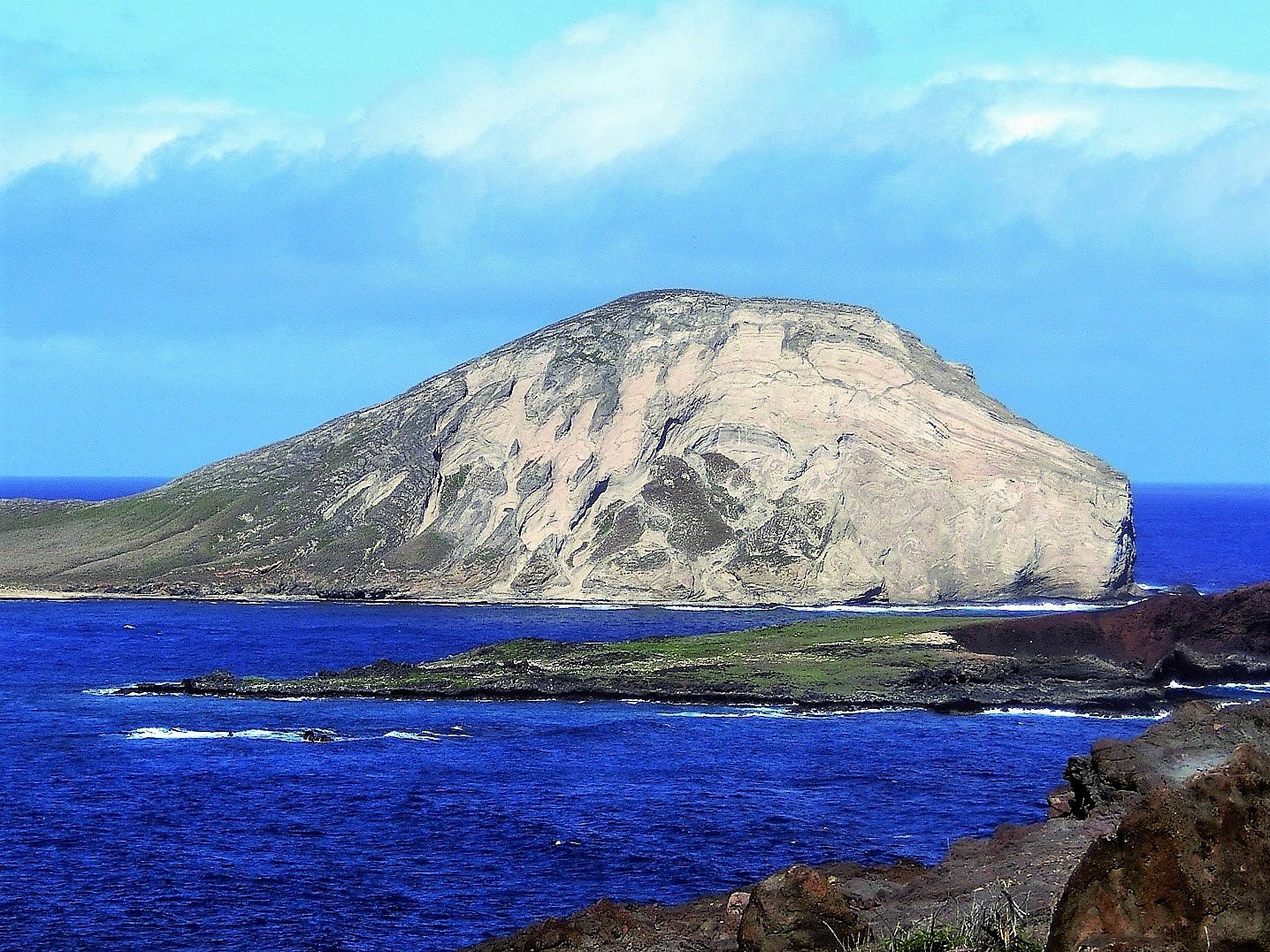 ひさかたの マカプウ岬からラビット島 マカプウ岬はオアフ島最東端にある岬 で モロカイ島やラナイ島が見える ラビット島と呼ぶマナナ島は 岬の北にあるうさぎのような小島である うさぎ島 ラビット島 マナナ島 マカプウ岬 ハワイ T Co