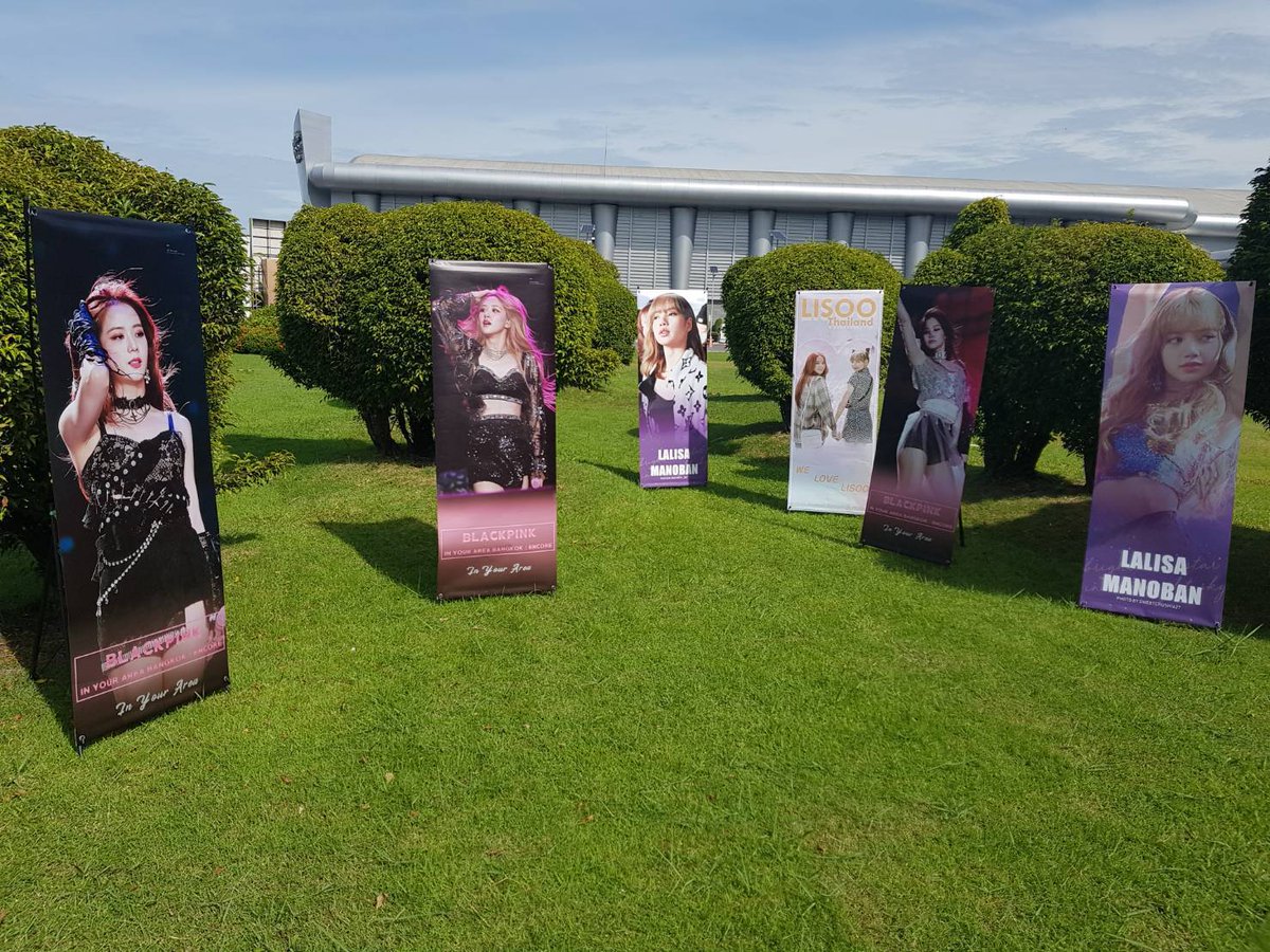 BLACKPINKMXCO's tweet photo. Así van disfrutando los  BLINKS del último concierto de la gira en Tailandia 💞

#BLACKPINKInBangkokEncoreDay3 @ygofficialblink https://t.co/Zk1q9HhP4E