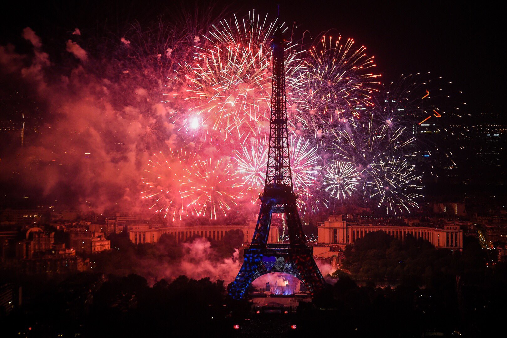 フランス大使館文化部 アンスティチュ フランセ日本 7月14日の午前中には パリで 軍事パレード が開催され フランス大統領の出席のもと シャンゼリゼ通り からコンコルド広場までを行進する 夕方 から フランス各地で 花火 が打ちあげられる