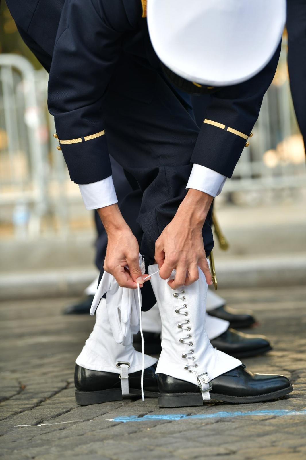 Marine nationale X 14Juillet H 2 Les officiers eleves de l Ecole navale fixent les sabres a la ceinture et les guetres aux chevilles. https t 0wi2XZkN8u X