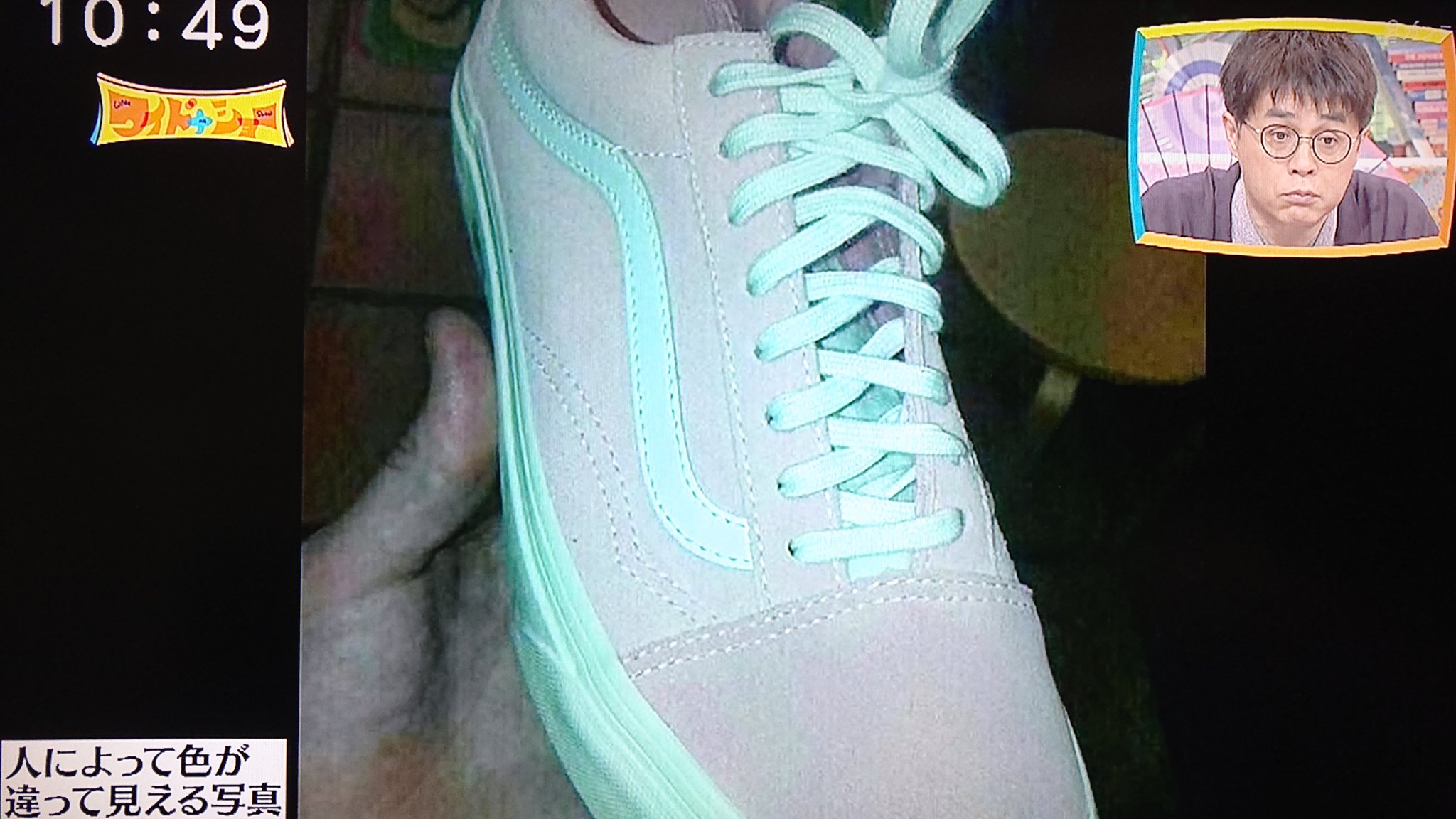 Take7700 このスニーカー ボディがグレーで紐 ライン ソールがグリーンに見える方 が多いですが 実際はボディがピンクで紐 ライン ソールは白です 人は色や光を3原色で見てますが 人によって割合が違うので色が変わります ワイドナショー 3原色