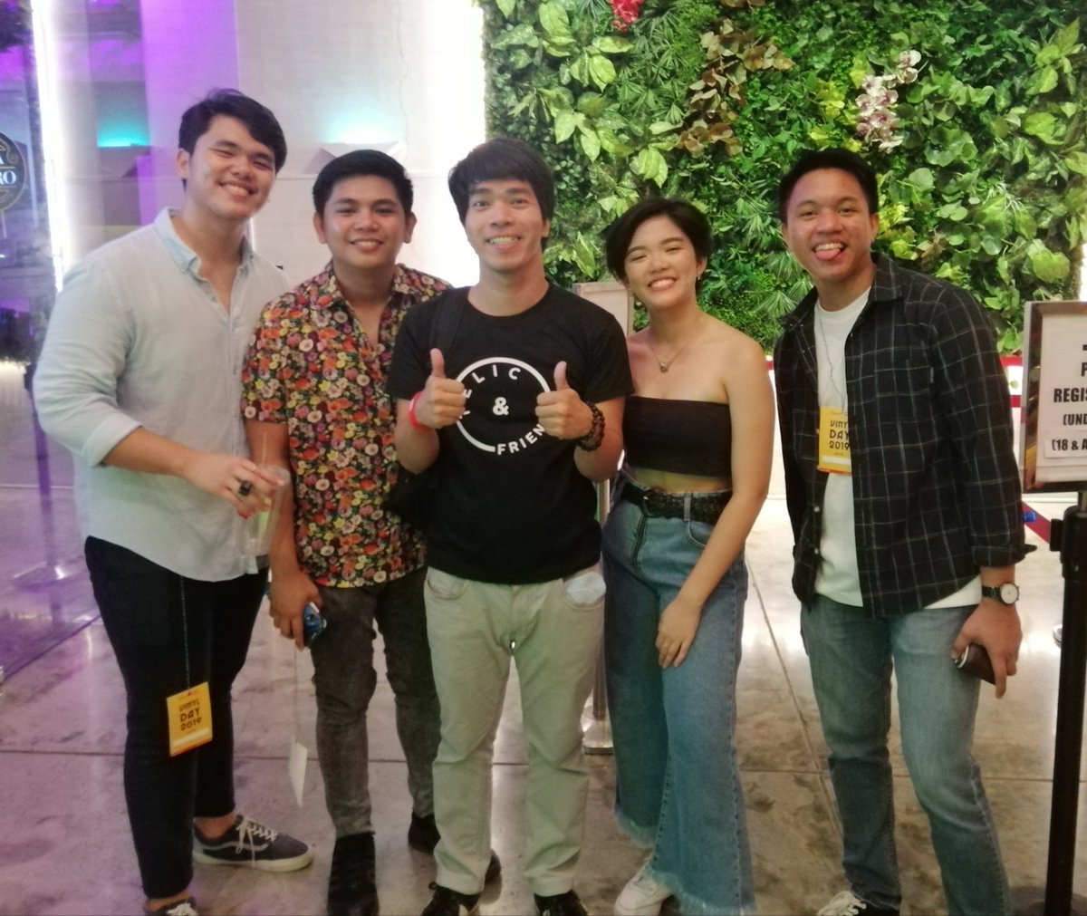 gabvibiesca02's tweet photo. ang gagaling ng mga nag perform kagabi.. pero yung set talaga nila yung pinaka fave ko 👌😊 Hi @AnyNamesOkay new fan here 😁
#VinylDay2019 #Satchmi https://t.co/wkt7E4tZyo