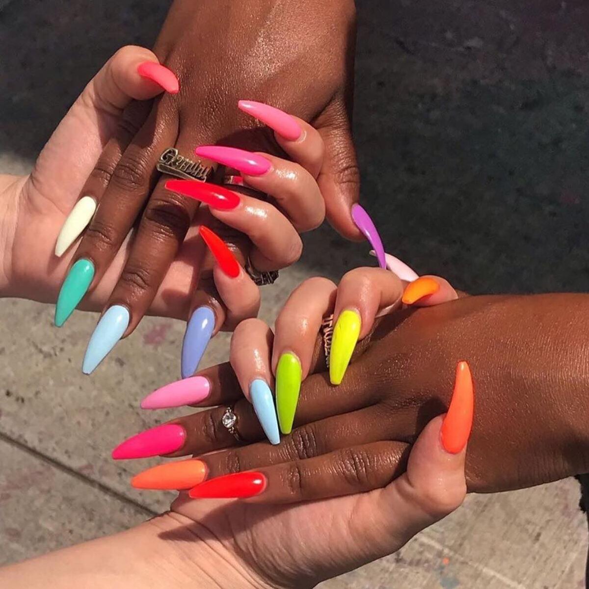 JustEssentials1's tweet image. #QOTD - What's your fave Summer nail colour?? 💅
❤️💚💙💜🧡💛 
Gorgeous nail inspo from @FLOSSGLOSS 
#nails #brightnails #manicure #nailgoals