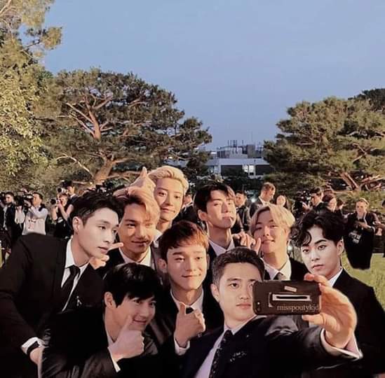 DAnhTho12's tweet photo. #MGMAVOTE #EXO @weareoneEXO 

Đủ bộ 💋. Phục mấy tỉ ghê 🤣 https://t.co/mzxQercoLV