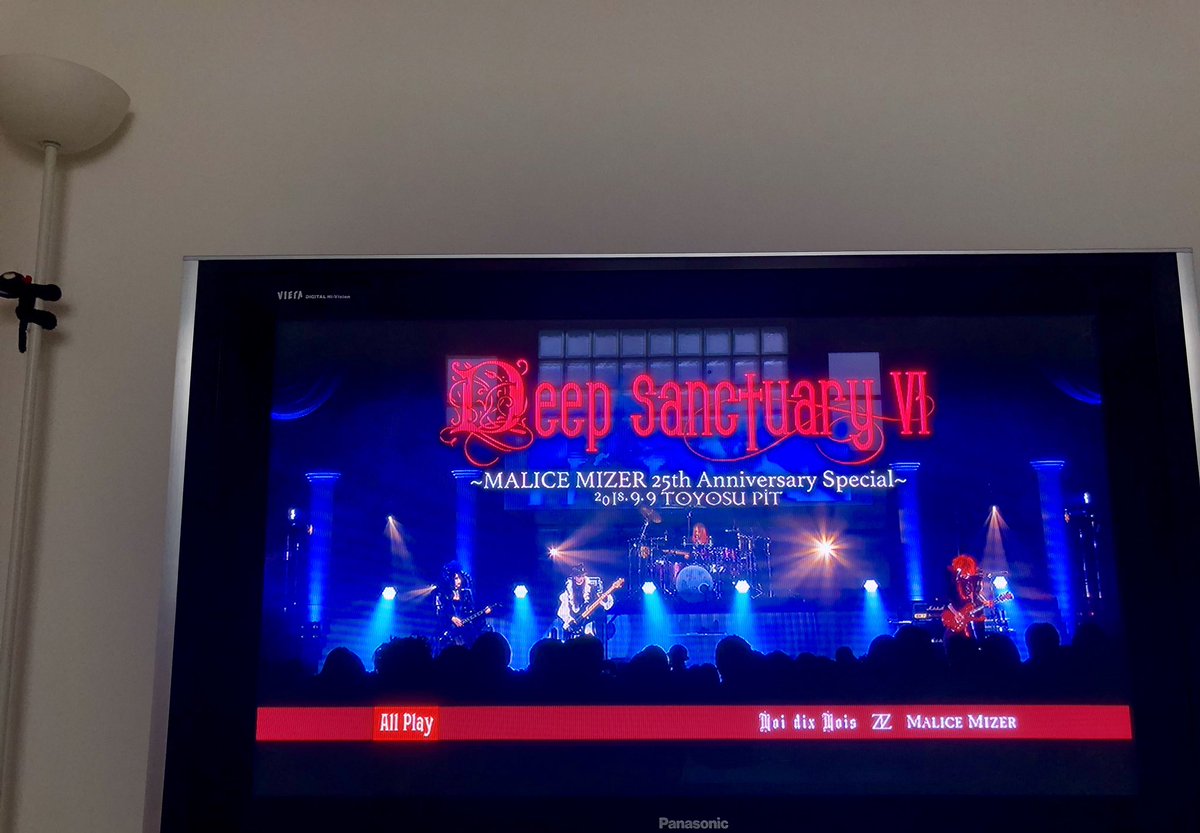 sim10995172's tweet photo. 密会…。
参加したかったけど、mana様を目の前にしたらどうしたら良いかわからない小心者の私は未だ参加する勇気がない😩とりあえずDSVI観て心を落ち着けようっと♪( ´θ`)
あ”~会いたい💙💙💙
#MALICEMIZER #moimememoitie #moidixmois #DSVI #mana様 https://t.co/daVC3HUX2I