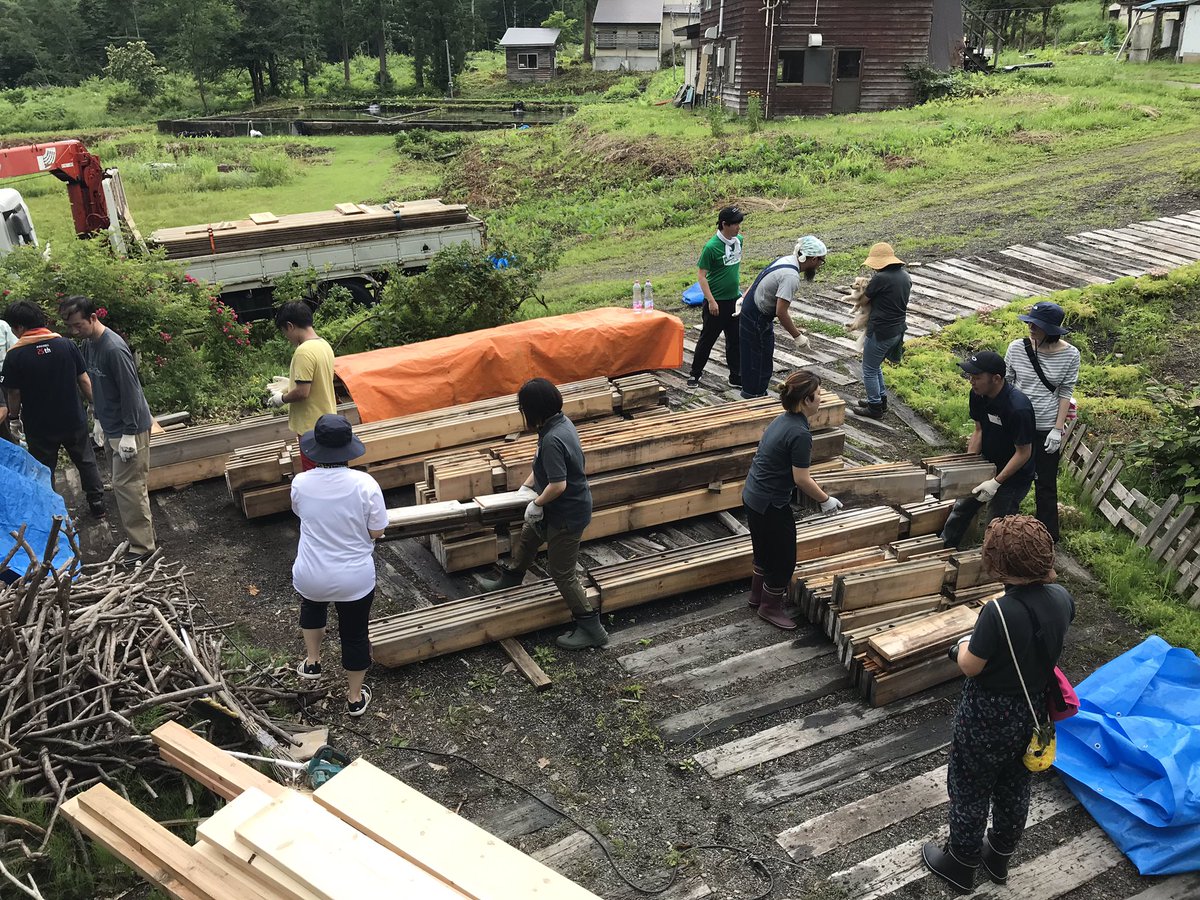 loghouse_lograf's tweet photo. サウナ小屋作りワークショップ開始!
・
#loghouse #lograf #ログハウス #森に住もう部 #ログラフ #木の家 #diy #セルフビルド #かっこいい家 #ハンドカット #ハンドカットログハウス #オールドログ #oldlog #oldlogcabin #sauna #thesauna #野尻湖 #ととのう #スモークサウナ #smokesauna https://t.co/rsXQnyR7HN