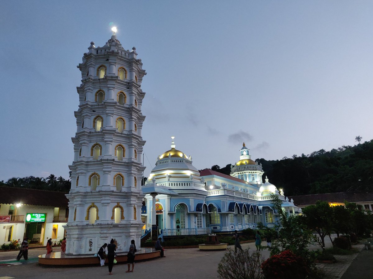 gshny's tweet photo. I do this annual Goa temple trip with family! Our Kuladevatha is Mahalasa Narayani.. We visit the nearby temples - Devaki Krishan Ravalnath, Mangeshi and Nageshi Maharudhra temple! Each temple has similar but slightly different architecture! #GshnyTravels #GoaChapter https://t.co/EqTxFZaoKI