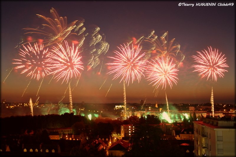 Cliches49's tweet photo. Une fois de plus, @Cliches49 était au rendez-vous pour le feu d'artifice de la Ville d'@Angers , mais, seriez-vous capable de deviner d'où les prises de vues ont été prise cette année???
#Feuartifice #Angers #13juillet #spectaclepyrotechnique https://t.co/szhB6sfiv9