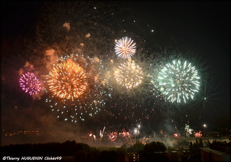 Cliches49's tweet photo. Une fois de plus, @Cliches49 était au rendez-vous pour le feu d'artifice de la Ville d'@Angers , mais, seriez-vous capable de deviner d'où les prises de vues ont été prise cette année???
#Feuartifice #Angers #13juillet #spectaclepyrotechnique https://t.co/szhB6sfiv9