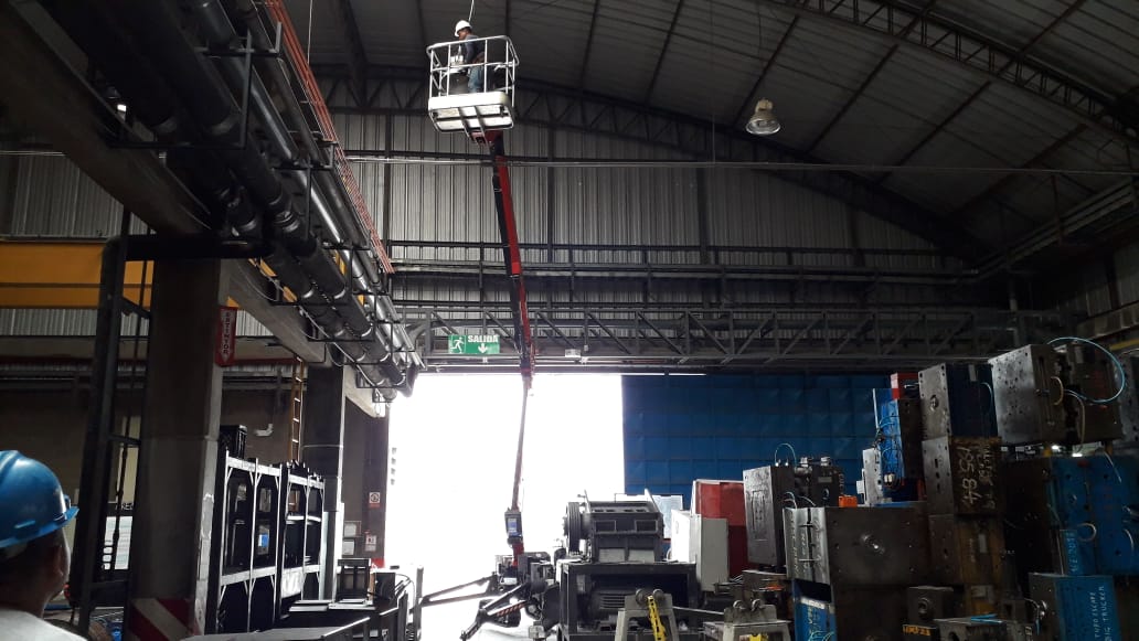 VAETAecuador's tweet photo. Elevación en espacio confinado, la especialidad de una araña #PlatformBasket #SpiderLift #TrackedLift https://t.co/6KLcfyLqgy
