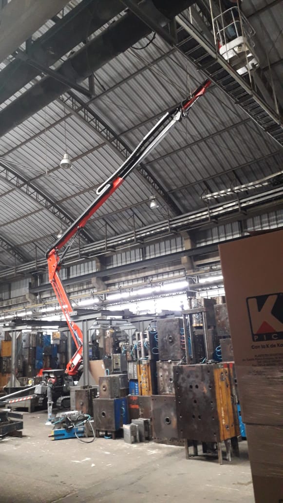 VAETAecuador's tweet photo. Elevación en espacio confinado, la especialidad de una araña #PlatformBasket #SpiderLift #TrackedLift https://t.co/6KLcfyLqgy