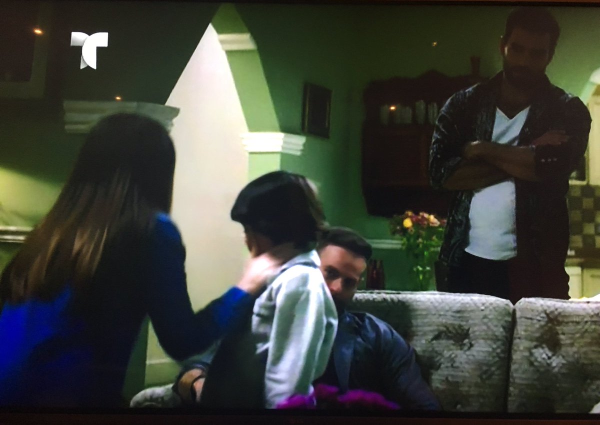 Coeur_de_Creme's tweet image. Yes, it’s Sunday...but I really want Corona to stop fake smiling and beat that Diego up 😒

#FalsaIdentidad #FalseIdentity