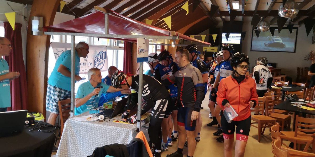 We zijn ook vandaag weer begonnen! De eerste fietsers zijn al onderweg. 

Onze ploeg voorrijders heeft weer een aantal pijlen bij moeten plaatsen. Deze willen nog wel eens ‘ineens’ verdwijnen. We vermoeden dat onze pijlen op vele slaapkamers in de Betuwe hangen 😝.