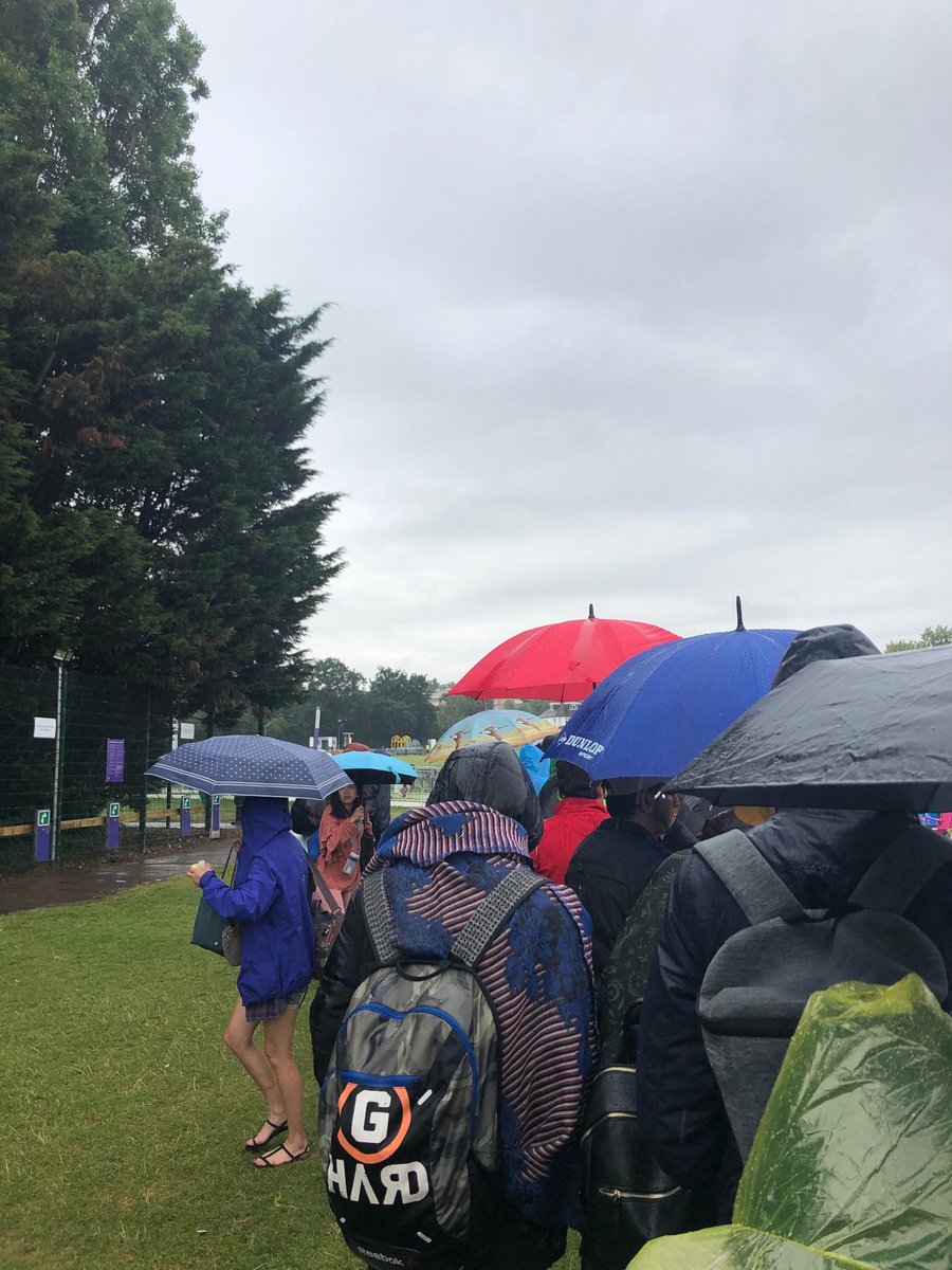 runbroe's tweet image. The queue is on the move! @TheWimbledonQ