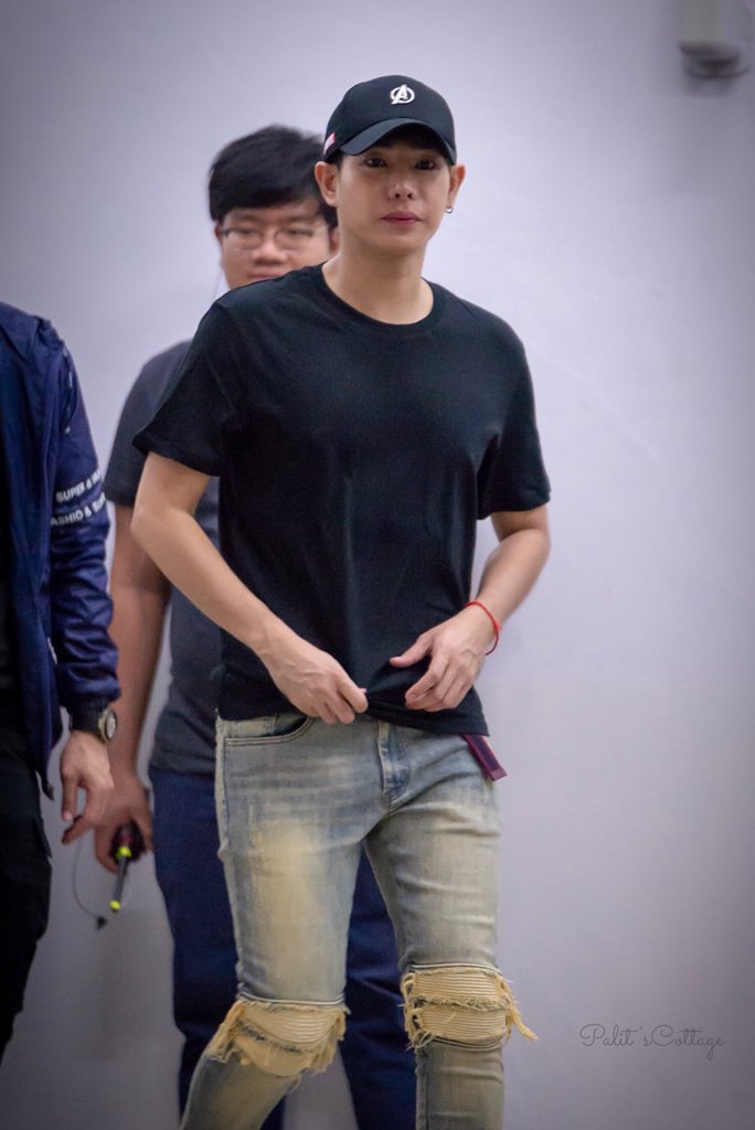 SaisawatNirut's tweet photo. ผลิตนี่ไม่ต้องแต่ตัวเยอะ
แค่เสื้อยืดกางเกงยีนส์
ก็หล๊อหล่อแล้ว.จริงมั๊ยนุช
#เป๊กผลิตโชค 
#PeckPalitchoke https://t.co/IJbuLienbx