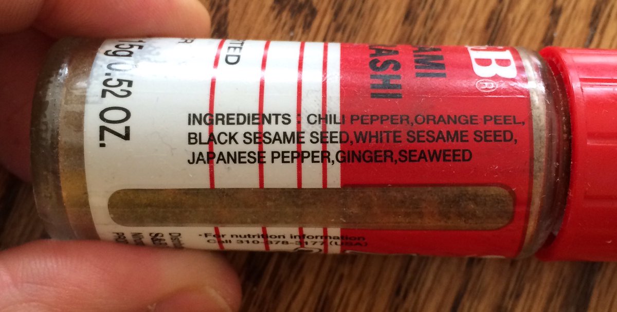 糸井 重里 しぇーっ 日本では 七味唐辛子を しちみとうがらし と発音しますが 海外の方々にとっては 一味唐辛子 いちみとうがらし と発音が混同するという事で 英語表記で Nanami Togarashi としております