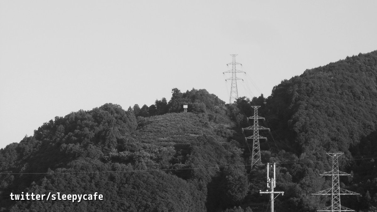sleepycafe's tweet photo. 無給電中継装置。パッシブリピータ(passive repeater)。
https://t.co/GK5th3nxme 

#無給電中継装置 #パッシブリピータ #passiverepeater #電波 #反射板 #紀伊山地 https://t.co/DFILjRCZZA