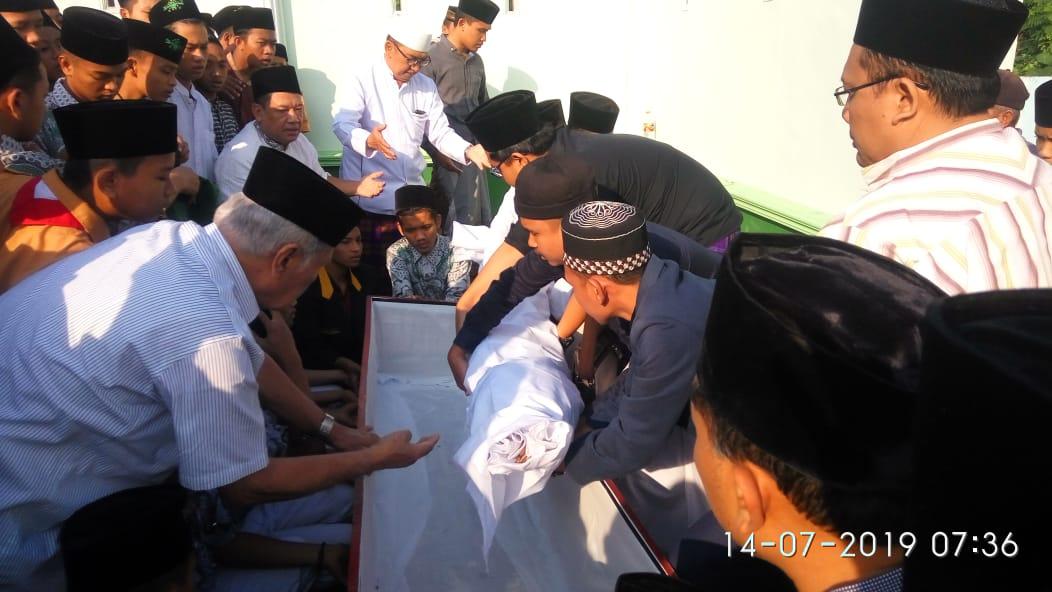 Pemindahan Maqom KH.Hasbullah Muin cicit dari KH Wahab Hasbullah tadi Pagi... yg SUDAH di makamkan 8 tahun yg lalu Subhanallah masih utuh jasadnya...