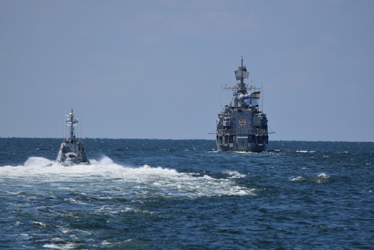 けるちゃ 黒海で行われているnatoおよびウクライナによる多国籍軍事演習シーブリーズ19で撮影された画像らしいけどウクライナ海軍のフリゲート ヘーチマン サハイダーチヌイ 3274t の後を頑張って付いていく同じくウクライナ海軍のギュルザ M型小型