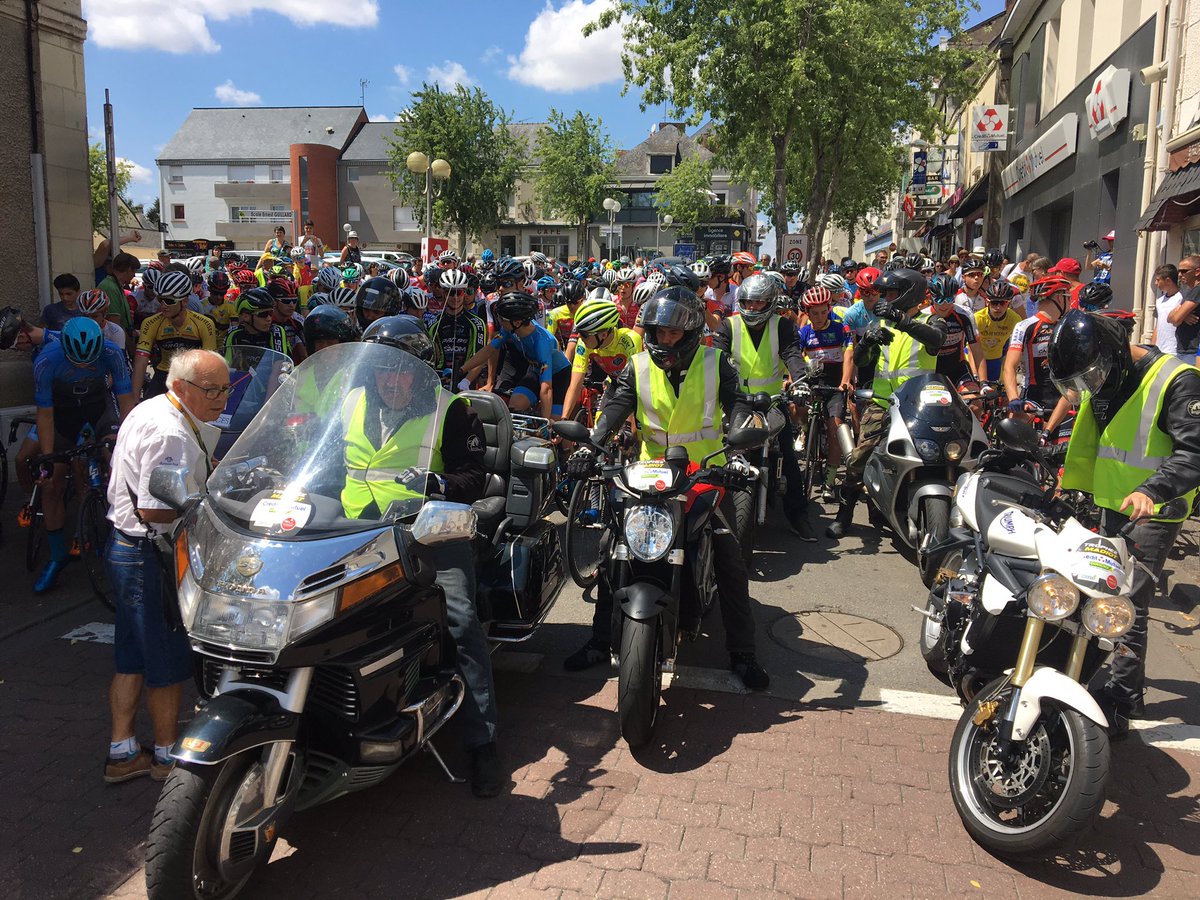 clangouet2017's tweet photo. À #Renaze en #PaysdeCraon Départ du #Trophee #Madiot pour 160 cadets @lamayenne @PeugeotFR @CreditMutuel #Dirickx https://t.co/OzvOdOUBdA