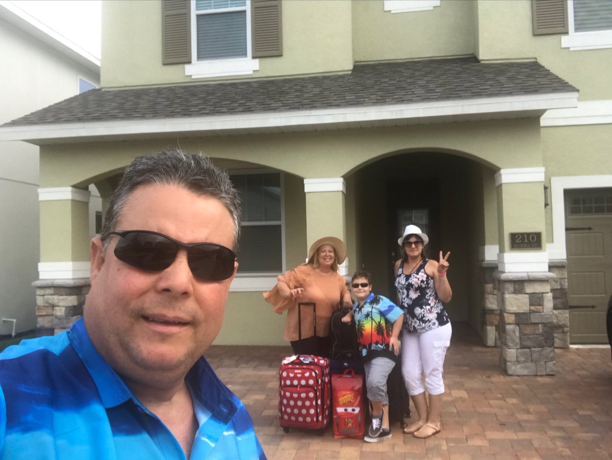 MamacitaCupon's tweet photo. Traveling to #Orlando with the #family? ⁦@EncoreResort⁩ is it! The first branded #vacation home #resort. Minutes from @Disney. Free wi-fi, laundry, parking, water park! This place is fabulous! #encoreresort #familytravel #hosted #lovefl #travel https://t.co/sUWnLLzDey