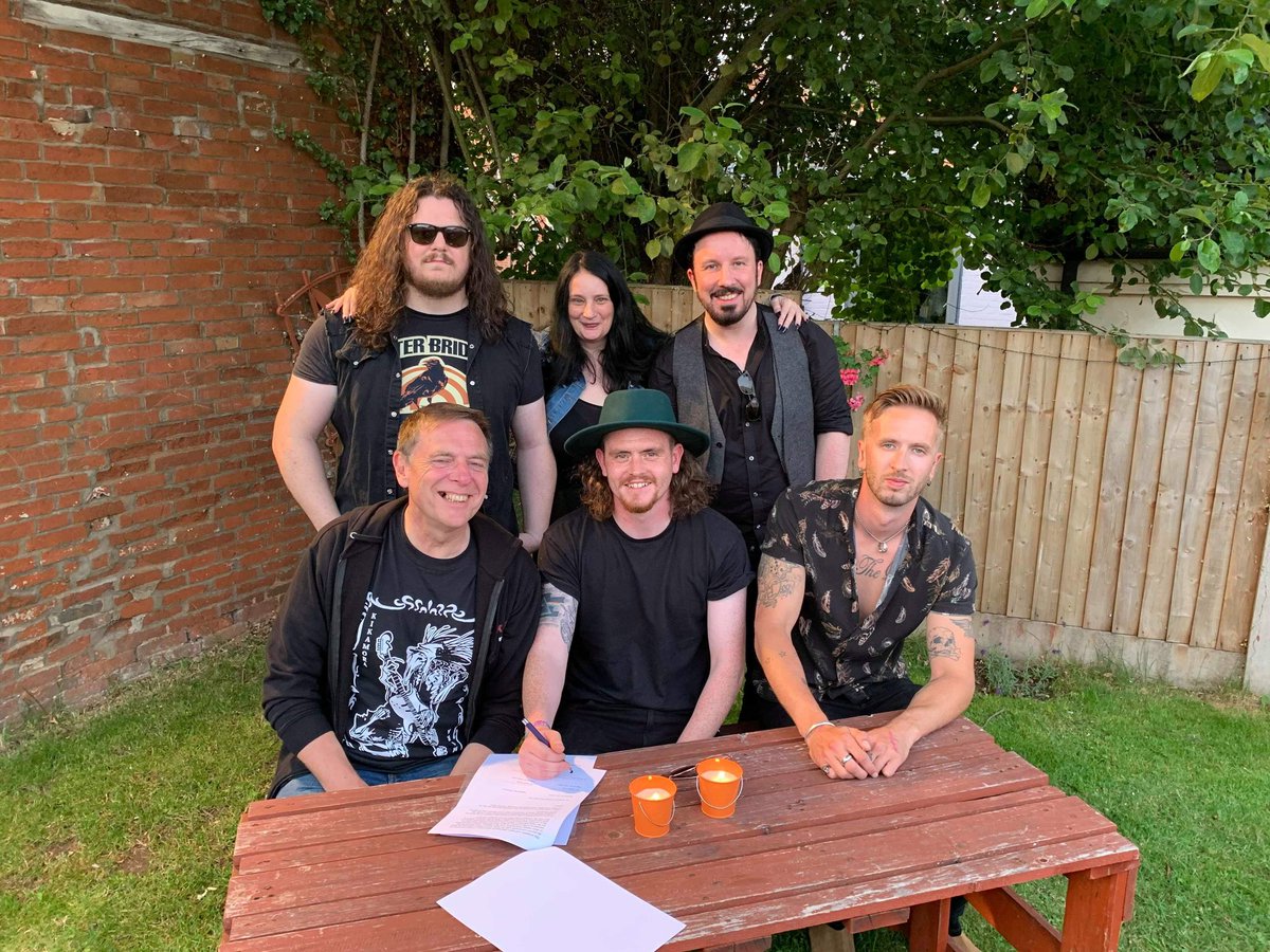 Well the honour of first signed Epic band goes to <a href="/OfficialBadDog/">Bad Dog Band</a> who signed last night with @WDFD_Records 🤘🤘🤘