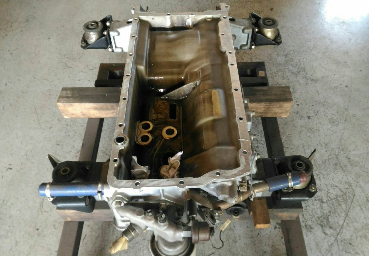 TFerrariide101's tweet photo. F113エンジンです。バルブタイミングを調整してヘッドガバー取り付けです。ヘッドガバーを上から取り付け出来る幸せ。ヘッドガバーまで取り付ければトランスミッションに載せてしまいます。
#F113
#テスタロッサ https://t.co/TnodHuH9bC