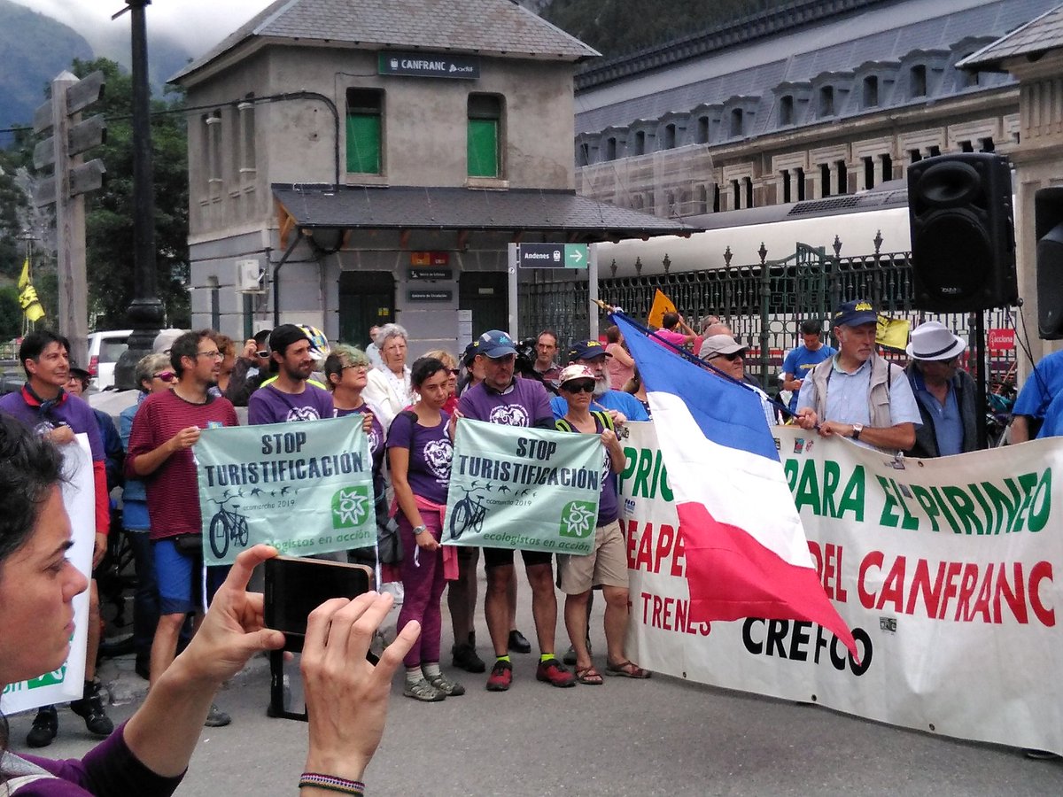 PJacetania's tweet photo. Otro año más en #Canfranc y los que haga falta #ReaperturaYa #SoloFaltan33Km https://t.co/0uPDCbDi5I