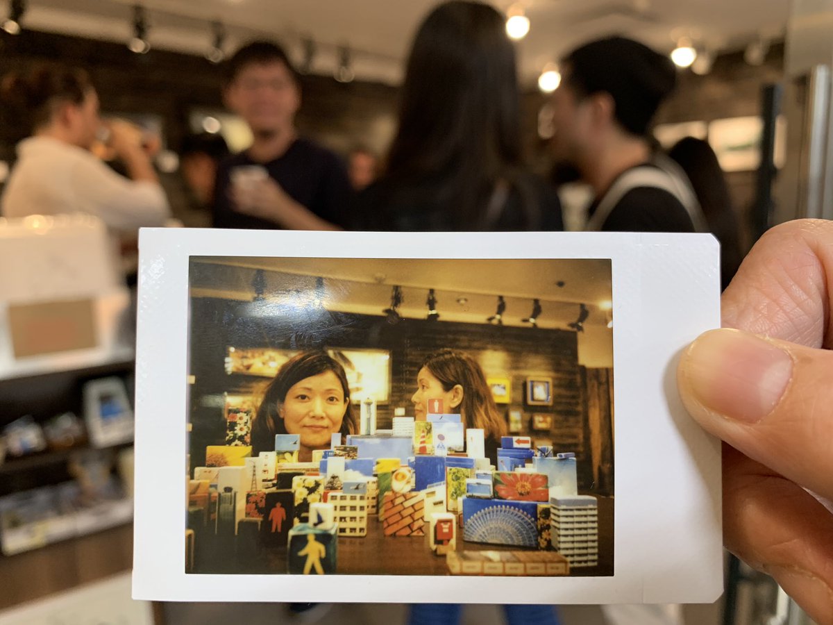 megmegmicro's tweet image. クロージングパーティーも参加させてもらって、色んな方と会えて楽しかった！ハブチユウスケさんの作品と一緒に、ゴトウヨシタカさんに合成写真撮ってもらいました。
滝本さんの写真、街が呼吸しているみたいだった。
色んな人がそれぞれの目線で、色んなものを生み出していて、面白い。
#artlabomm