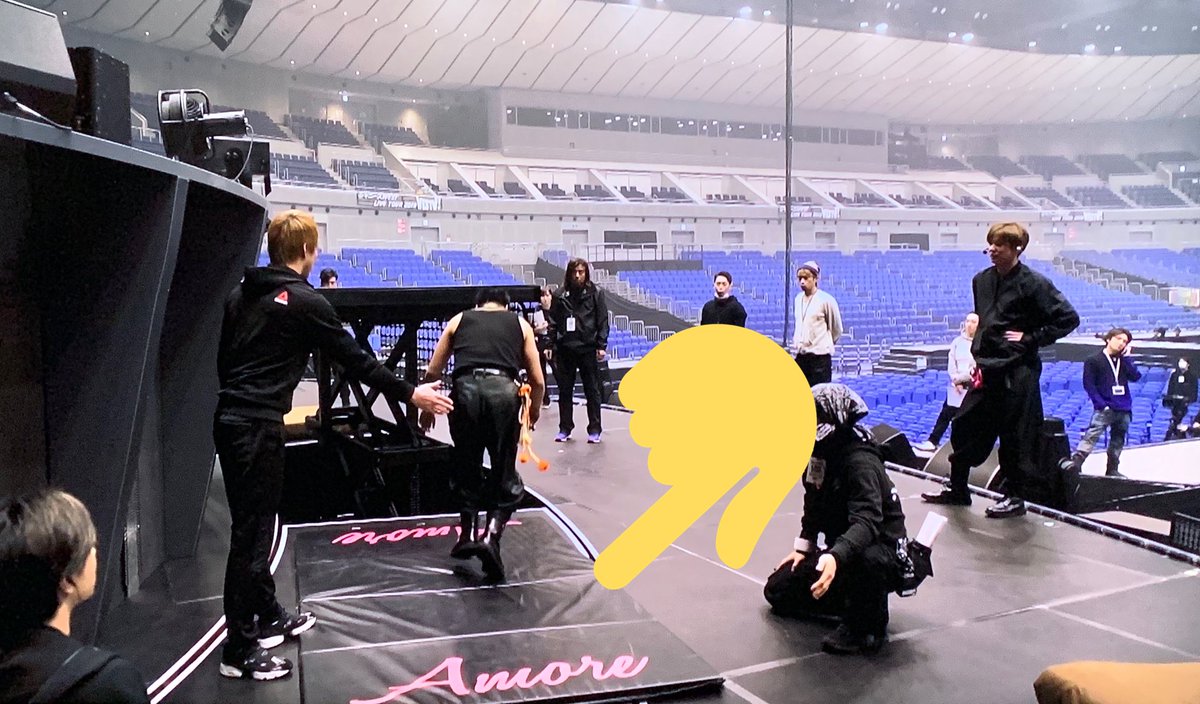 umeneri57's tweet photo. これって相葉ちゃんのソロのAmoreでバク宙したときに使ったマットをきりこたがバク宙するときにひいたってことだよね？見つけたとき2度見したよね。
あらジャス民にはたまらないよね。

 #嵐 #相葉雅紀
#ジャニーズWEST https://t.co/xDotDC0ump