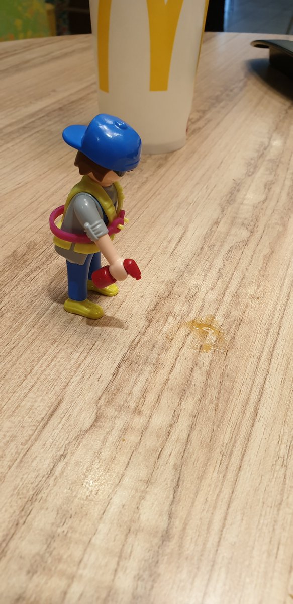 GEBNordost's tweet photo. beim Kochen spritzt das Fett oft in der Küche herum😝. Wenn wir probieren das Fett mit warmen Wasser zu beseitigen, bleiben oft schmierige Rückstände. Hier ein Tipp vom Profi: Kaltes Wasser und Spülmittel.

#garrys_lifeofwork #McDonalds https://t.co/Oh3EjvMFza
