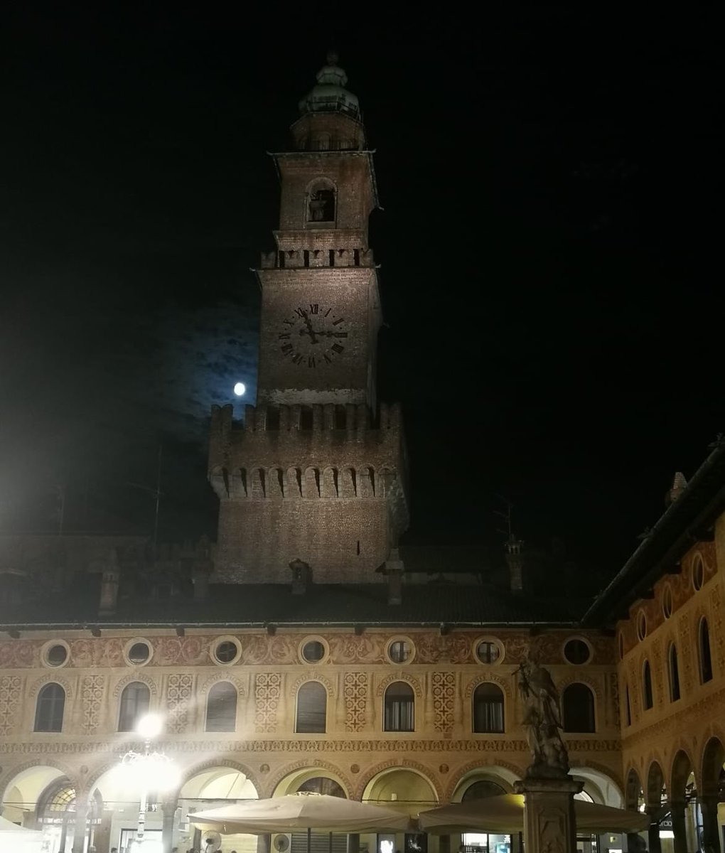 Secret_Maps's tweet photo. La Torre del Bramante, la luna e un centro storico delizioso: il cocktail perfetto di una serata a Vigevano...
#secret_maps #vigevano #vigevanocity #pavia #paviacity #night #lombardia #lombardia_foto #viaggio #apple #startup #moon #luna #romantic https://t.co/vWgIjPrLE0