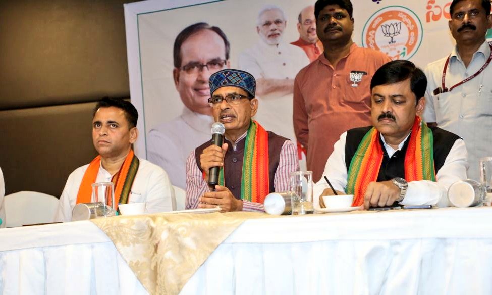 कांग्रेस और टीडीपी का यहां कोई भविष्य नहीं है। टीडीपी का हाल कांग्रेस जैसा हो गया है, उनके साथी साथ छोड़कर भाजपा के साथ जा रहे हैं। भारतीय जनता पार्टी यहां सशक्त बनेगी और अपनी सरकार बनायेगी: श्री <a href="/ChouhanShivraj/">Shivraj Singh Chouhan</a> #BJPMembership