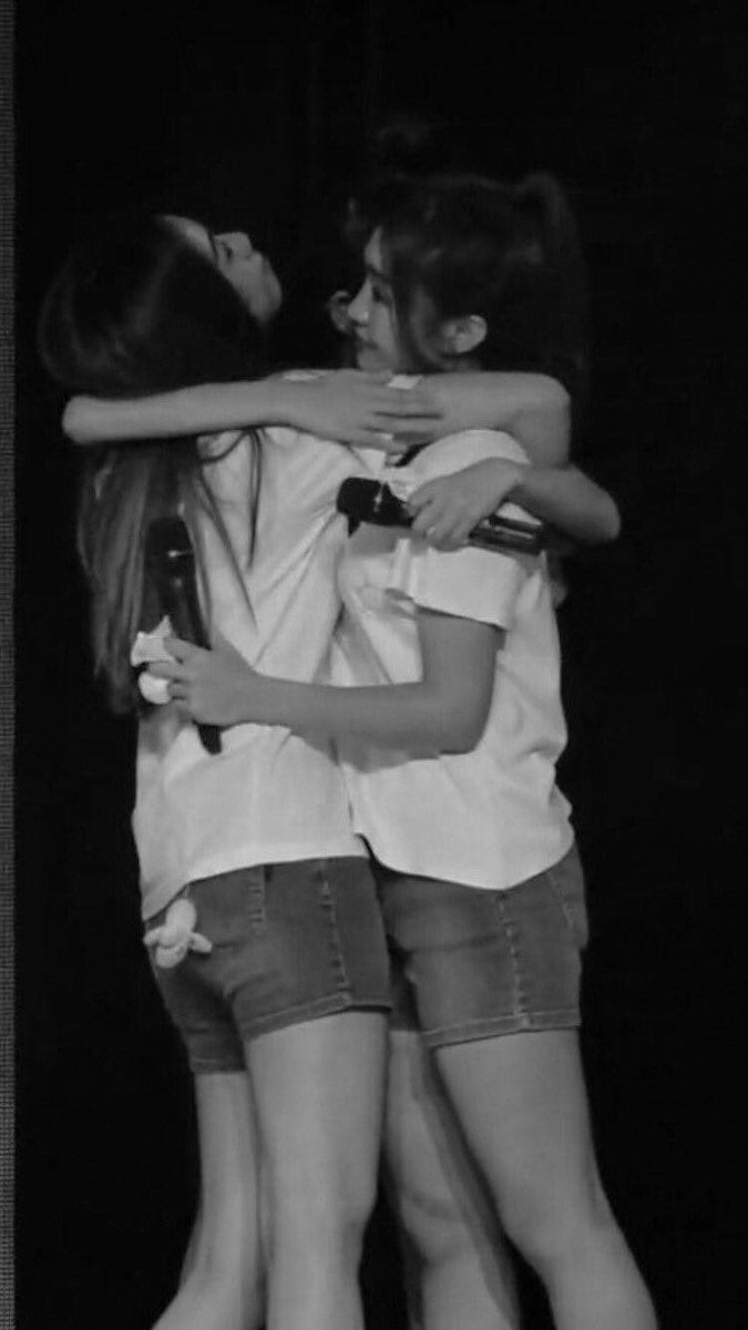 Jammdee2's tweet photo. ปัญพูดออกไมค์เลยขอร้องนะคะ อย่าทำให้ความเป็นเพื่อนของพวกเรามันแตกร้าว หนูอึดอัดมาก”ภาพน้อง3 คนกอดกันร้องไห้นี่สะเทือนใจจริง น้องทั้ง 3 คนรักกันมากนะมิตรภาพที่ดีระหว่างเพื่อนไม่ควรถูกทำลายลงเพราะชิปเปอร์ #PunBNK48 #JennisBNK48 #MobileBNK48 แล้วเรื่องไปตัดพ้อระรานเมมขอร้องเลิกเหอะ https://t.co/h8MzYVxGsc