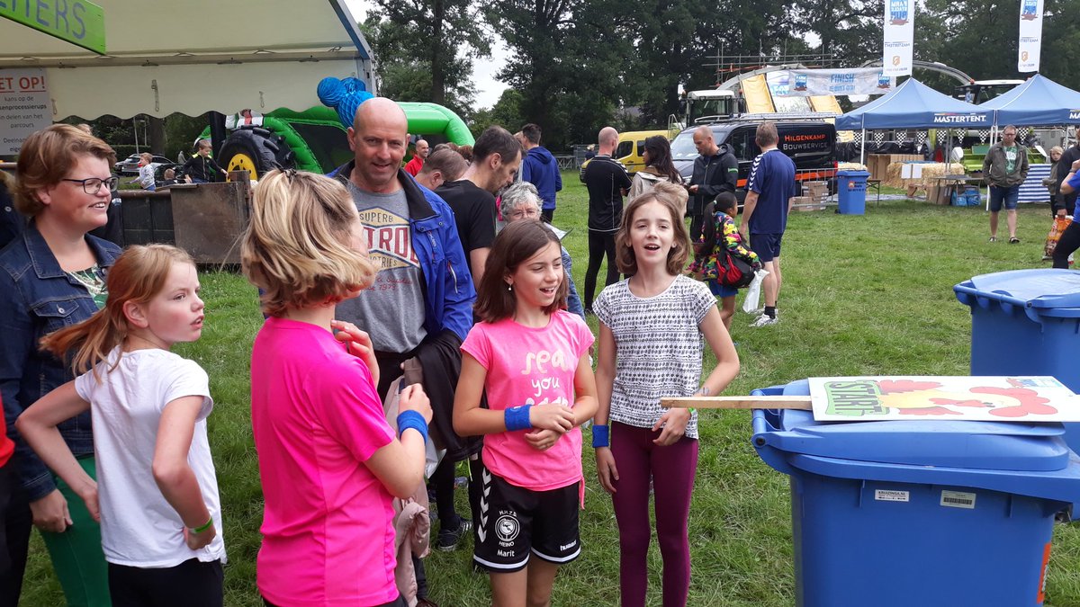 GerlantZ's tweet photo. #Farmstaclerun de eerste kids gaan van start onze benjamin ook. #Heino https://t.co/h2hMihGKWj