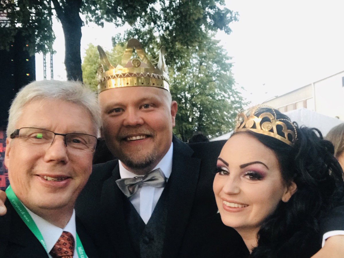 JormaRasinmaki's tweet photo. Näissä tunnelmissa on mahtavaa jäädä lomanviettoon, kun  @Sjkkaupunki on saanut uuden Tangokunkinkaan Johannes Vatjuksen Haapavedeltä ja Tangokuningattaren Pirita Niemenmaan #seinäjoki kaupungista. Hyvää Lomaa ja kesää #avaruudenpääkaupunki ja Avaruuden asukkaat! https://t.co/xmBCBawD8L