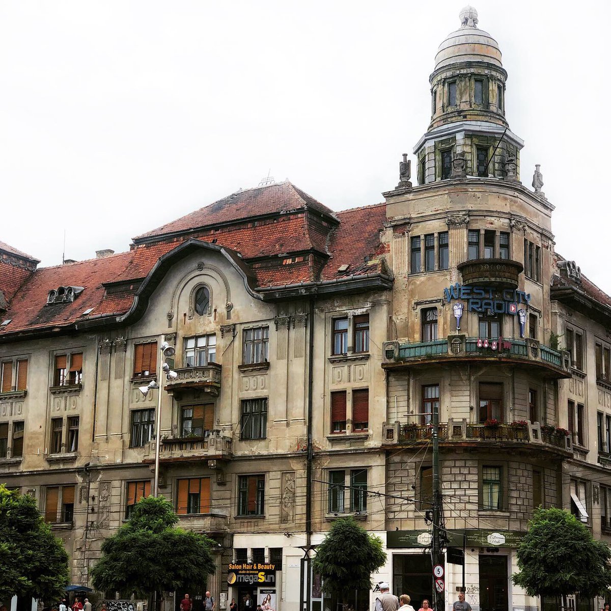 inviaggioconme's tweet photo. Ieri con @exp_romania abbiamo visitato Timisoara, una delle città più importanti della Romania, che nel 2012 sarà nominata capitale europea della cultura! L’ho trovata splendida, vintage e ricca di storia!!! 

#ExperienceRomania #Romania #Travel #Viaggi https://t.co/JpAPOUcqhT